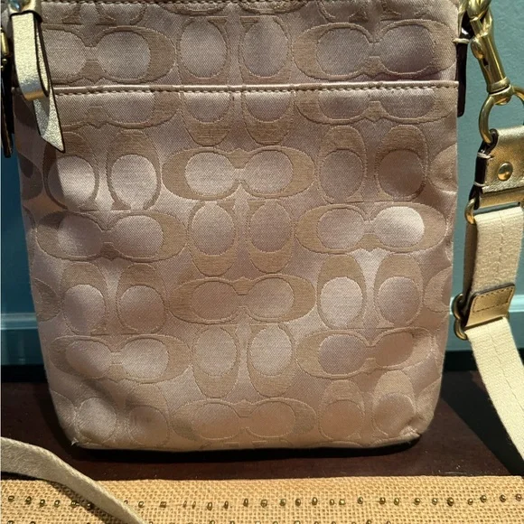 Coach Poppy Crossbody Bag With Sigbature C and Colorful Accents - Picture 4 of 10